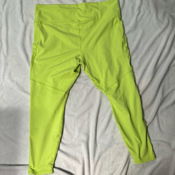 Fabletics Plus Size On-The-Go PowerHold® High-Waisted Legging in Sprout Size 3X - Picture 6 of 6